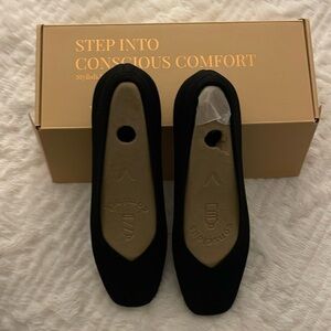 Vivaia black women’s knit flats size 10
Worn one time